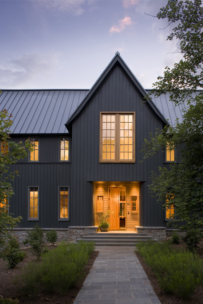 Réalisation d'une façade de maison marron tradition en bois à un étage avec un toit en métal.