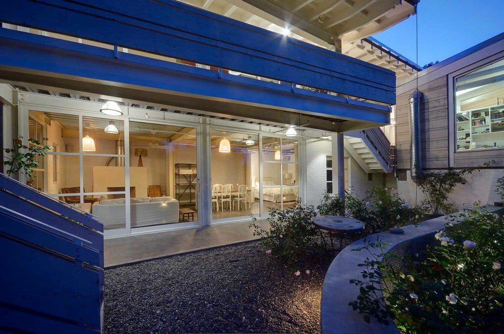 ロサンゼルスにあるコンテンポラリースタイルのおしゃれな家の外観 (ガラスサイディング) の写真
