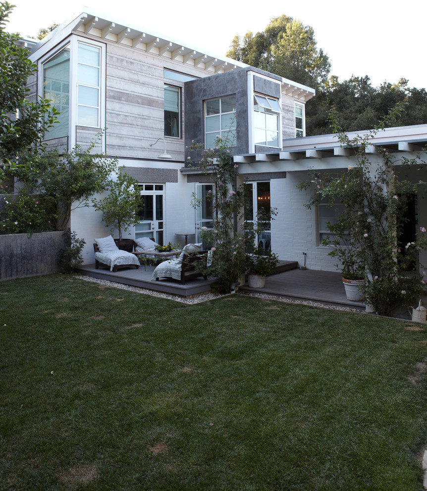 Großes Modernes Haus mit Backsteinfassade, weißer Fassadenfarbe und Walmdach in Los Angeles