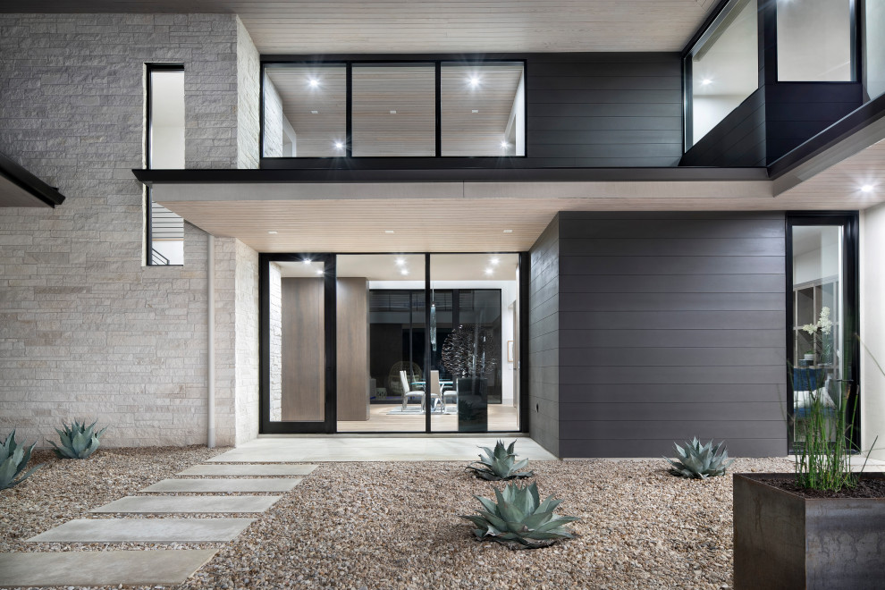 Großes, Zweistöckiges Modernes Einfamilienhaus mit Mix-Fassade, beiger Fassadenfarbe, Walmdach und Blechdach in Austin