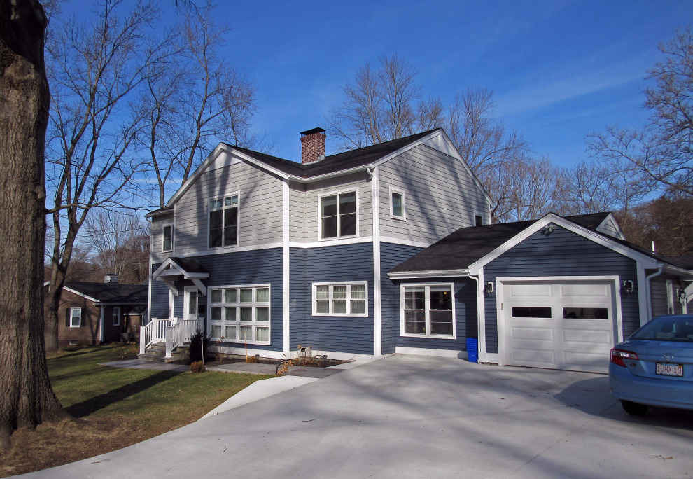 Exemple d'une façade de maison bleue chic de taille moyenne et à un étage avec un revêtement mixte, un toit à deux pans et un toit en shingle.