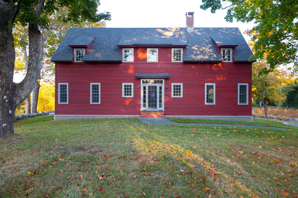 Foto de fachada roja de estilo de casa de campo con revestimiento de madera y tejado a dos aguas