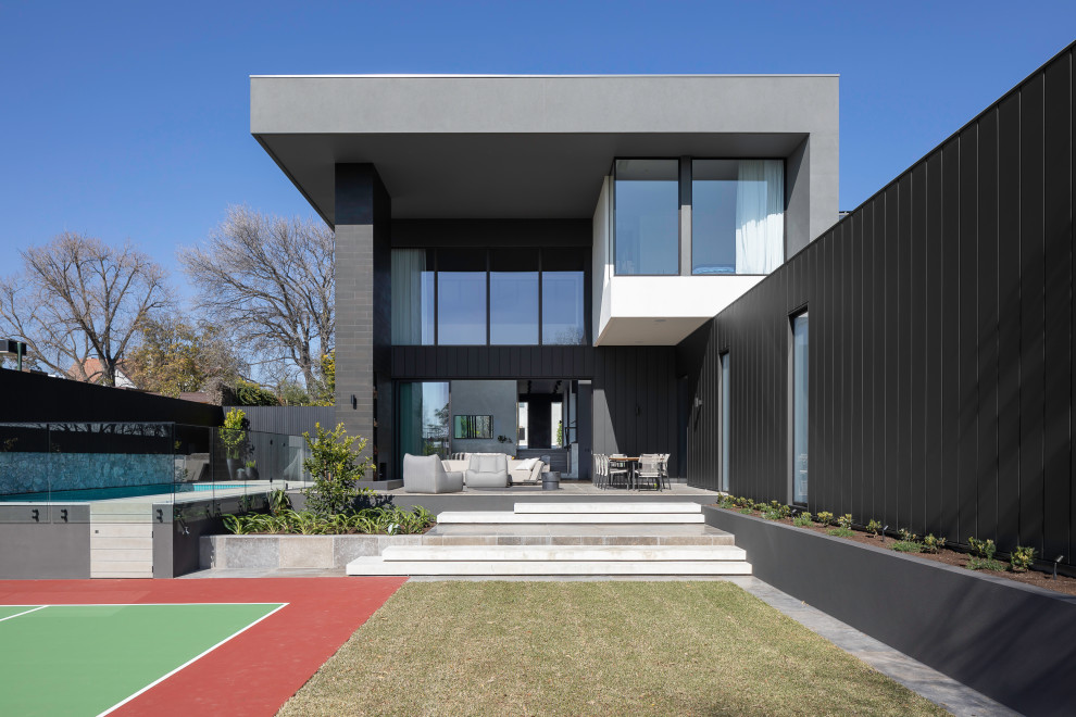 Идея дизайна: двухэтажный, серый частный загородный дом в современном стиле с плоской крышей