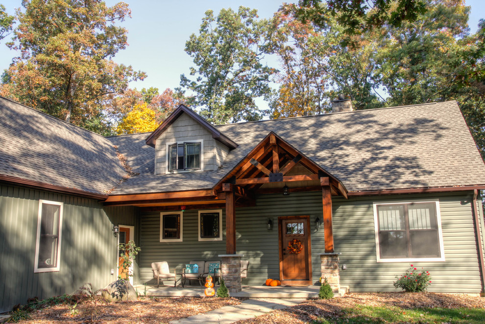 Réalisation d'une façade de maison verte craftsman en bois de taille moyenne et à un étage avec un toit à deux pans.
