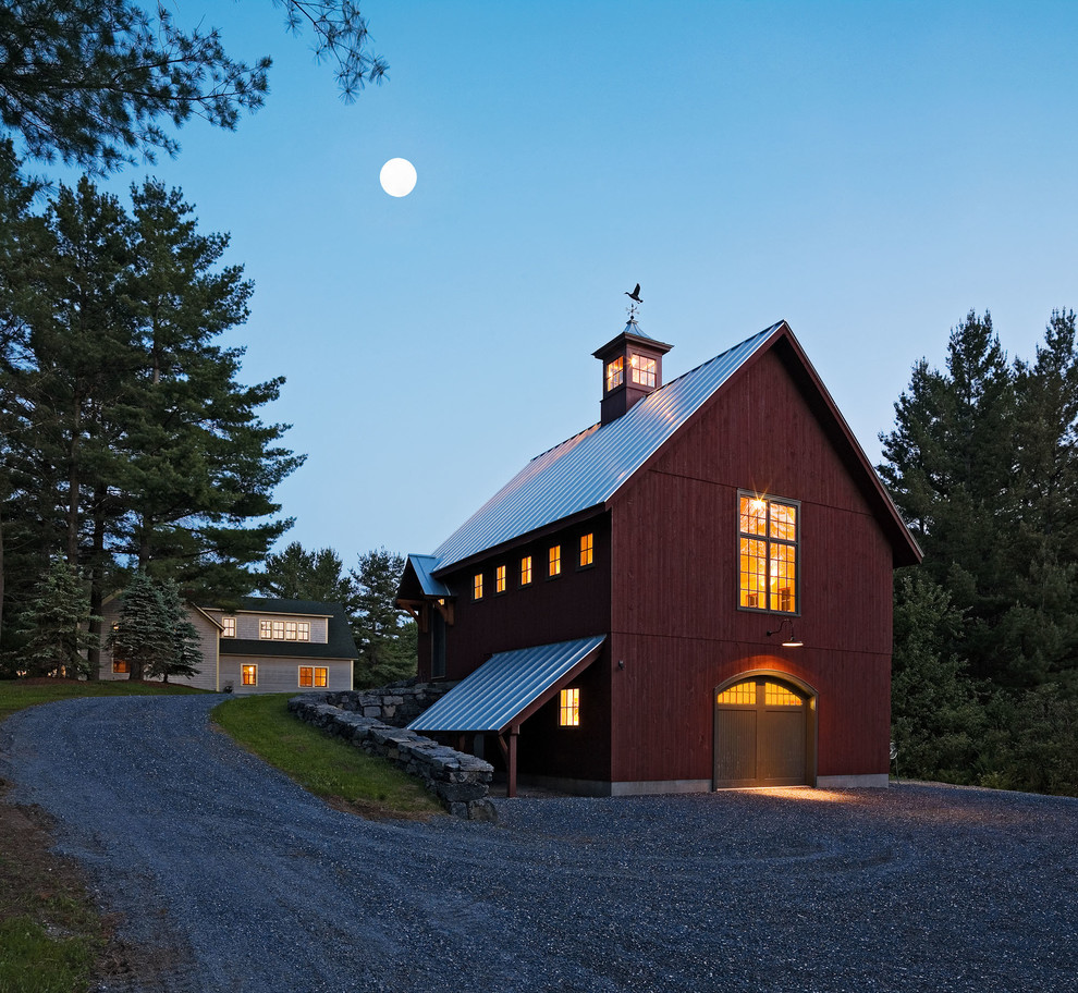 Zweistöckige Country Holzfassade Haus mit roter Fassadenfarbe und Satteldach in Burlington