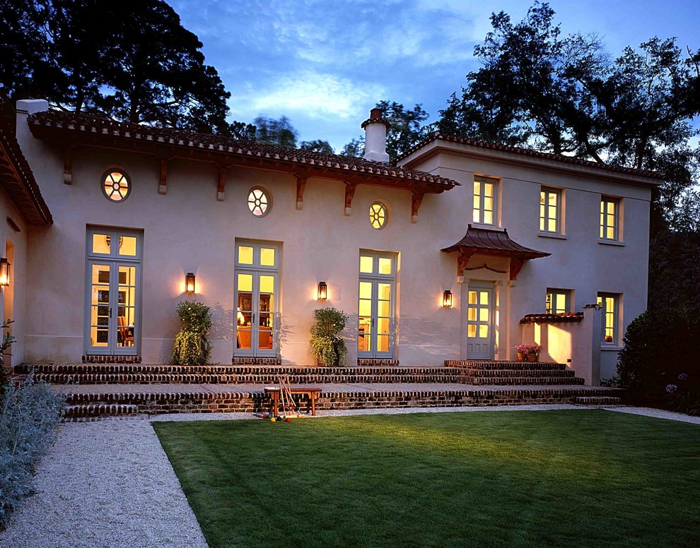 Пример оригинального дизайна: большой, двухэтажный, белый дом в средиземноморском стиле с облицовкой из цементной штукатурки