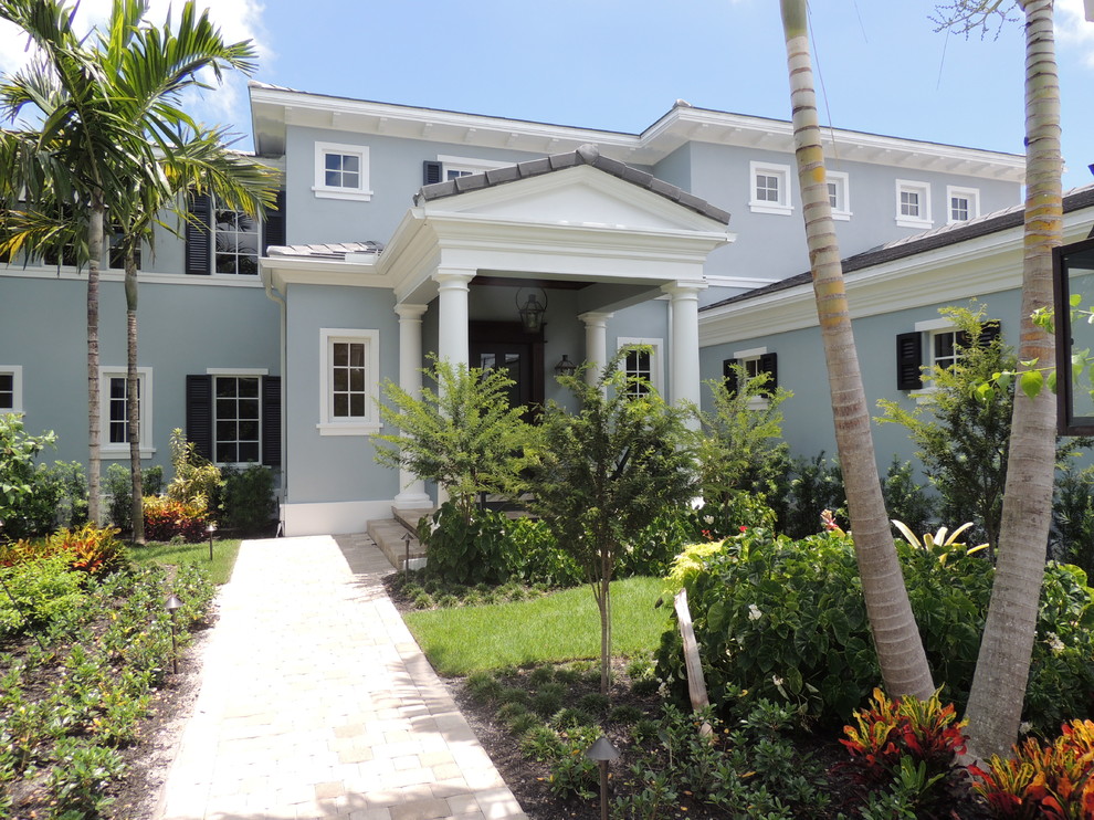 Großes, Zweistöckiges Klassisches Haus mit Putzfassade und blauer Fassadenfarbe in Miami