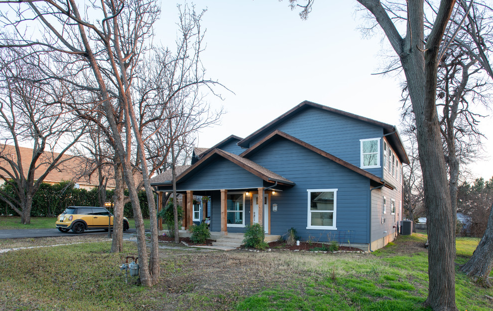 Идея дизайна: большой, двухэтажный, синий частный загородный дом в стиле кантри с облицовкой из винила, двускатной крышей и крышей из гибкой черепицы