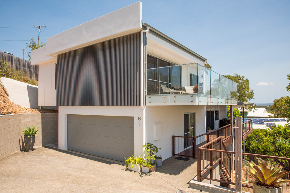 Großes, Dreistöckiges Modernes Einfamilienhaus mit Betonfassade, weißer Fassadenfarbe und Flachdach in Sunshine Coast