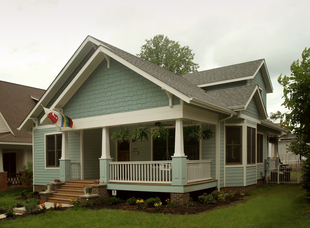 Ejemplo de fachada azul de estilo americano de tamaño medio con tejado a dos aguas