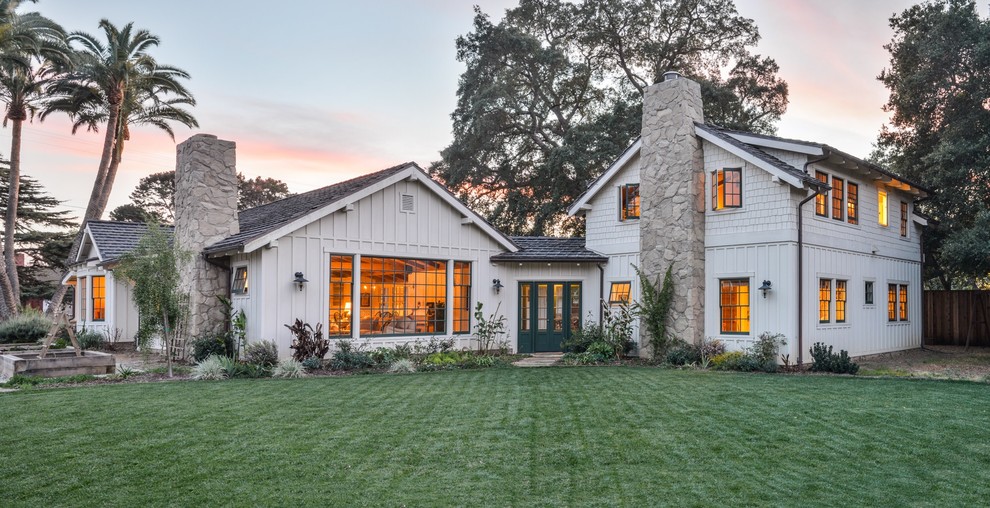 Zweistöckiges Landhaus Haus mit weißer Fassadenfarbe und Satteldach in Santa Barbara
