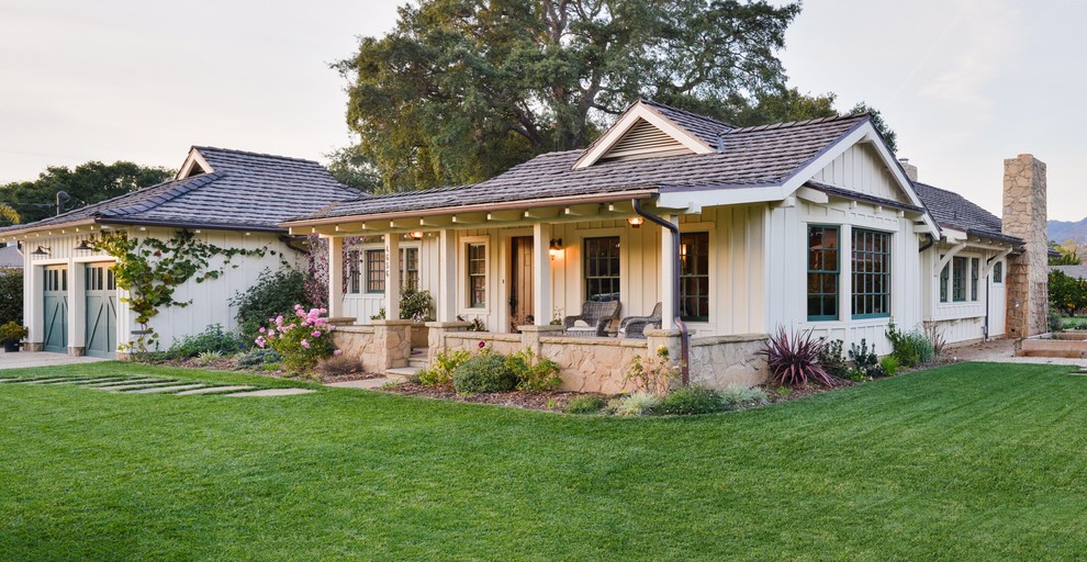 Einstöckiges Country Haus mit weißer Fassadenfarbe in Santa Barbara