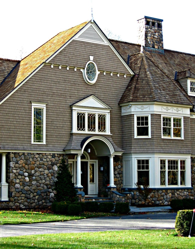 Foto della facciata di una casa ampia beige classica a tre piani con rivestimento in pietra