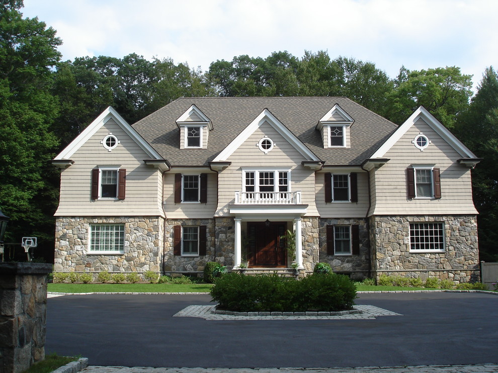 Cette image montre une grande façade de maison marron traditionnelle à deux étages et plus avec un revêtement mixte, un toit à deux pans et un toit en shingle.