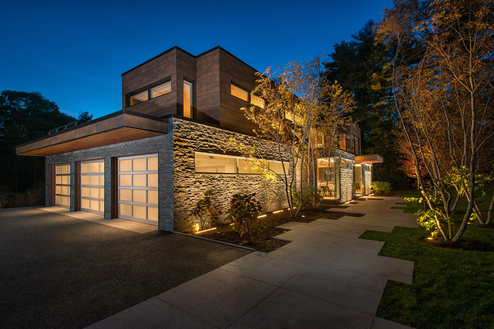Diseño de fachada de casa marrón contemporánea extra grande de dos plantas con revestimiento de madera y tejado plano