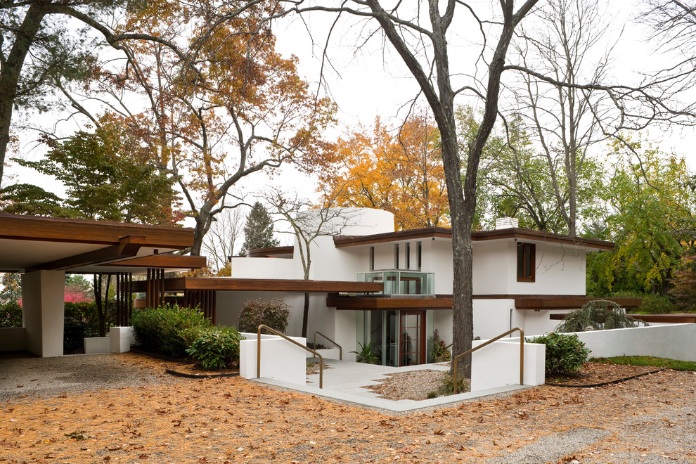 На фото: двухэтажный, белый, огромный дом в современном стиле с облицовкой из цементной штукатурки и плоской крышей с