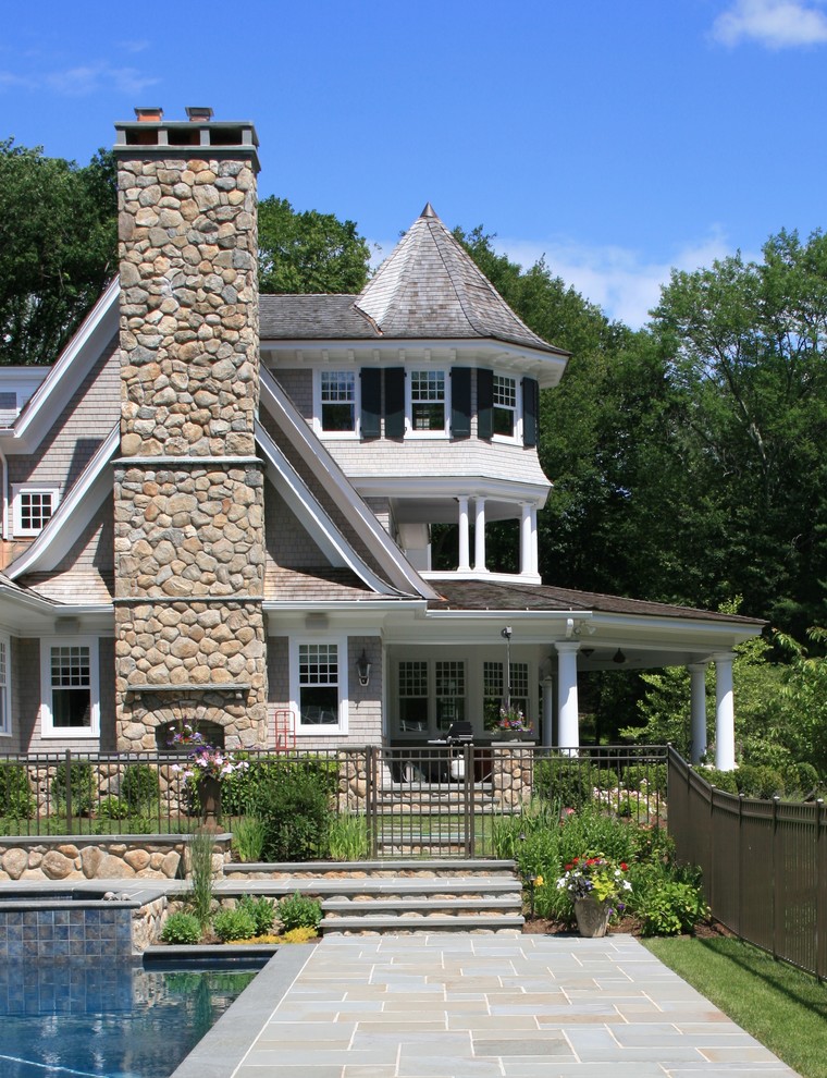 На фото: трехэтажный, деревянный, серый дом в викторианском стиле с