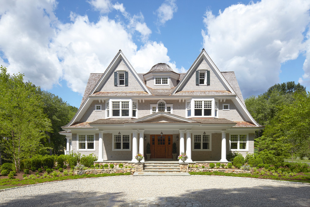 Große, Dreistöckige Klassische Holzfassade Haus mit grauer Fassadenfarbe, Satteldach und Schindeldach in New York
