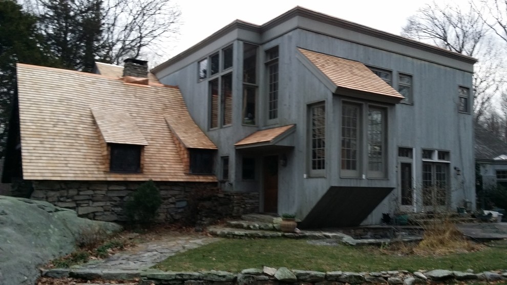 Exemple d'une façade de maison grise tendance en bois de taille moyenne et à un étage avec un toit à deux pans.