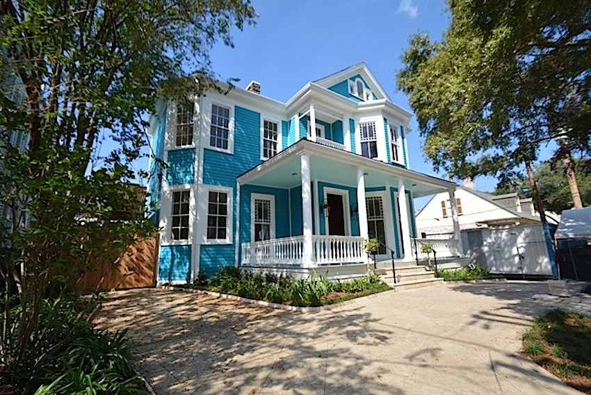 Свежая идея для дизайна: двухэтажный, деревянный, синий дом среднего размера в викторианском стиле - отличное фото интерьера