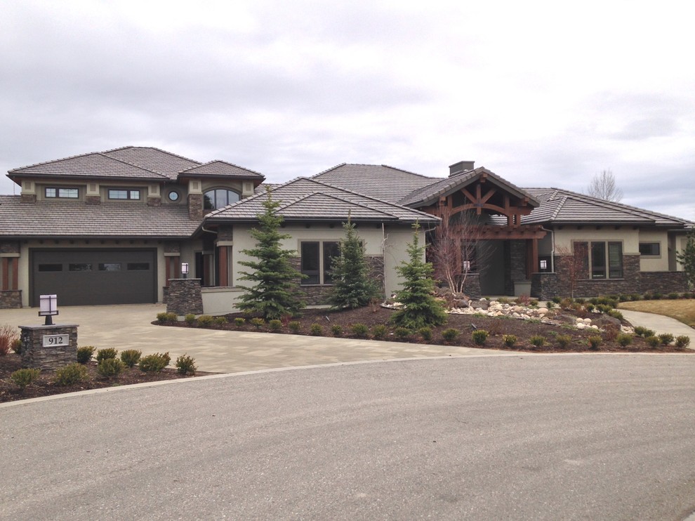 Geräumiges, Zweistöckiges Uriges Haus mit Mix-Fassade und grauer Fassadenfarbe in Boise