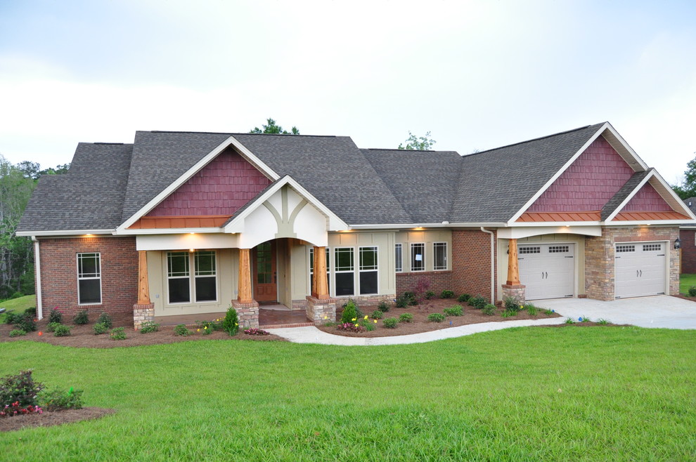 Imagen de fachada de casa beige de estilo americano grande de una planta con revestimientos combinados, tejado a dos aguas y tejado de teja de madera