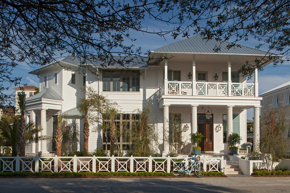 Zweistöckiges Maritimes Haus mit weißer Fassadenfarbe und Walmdach in Miami