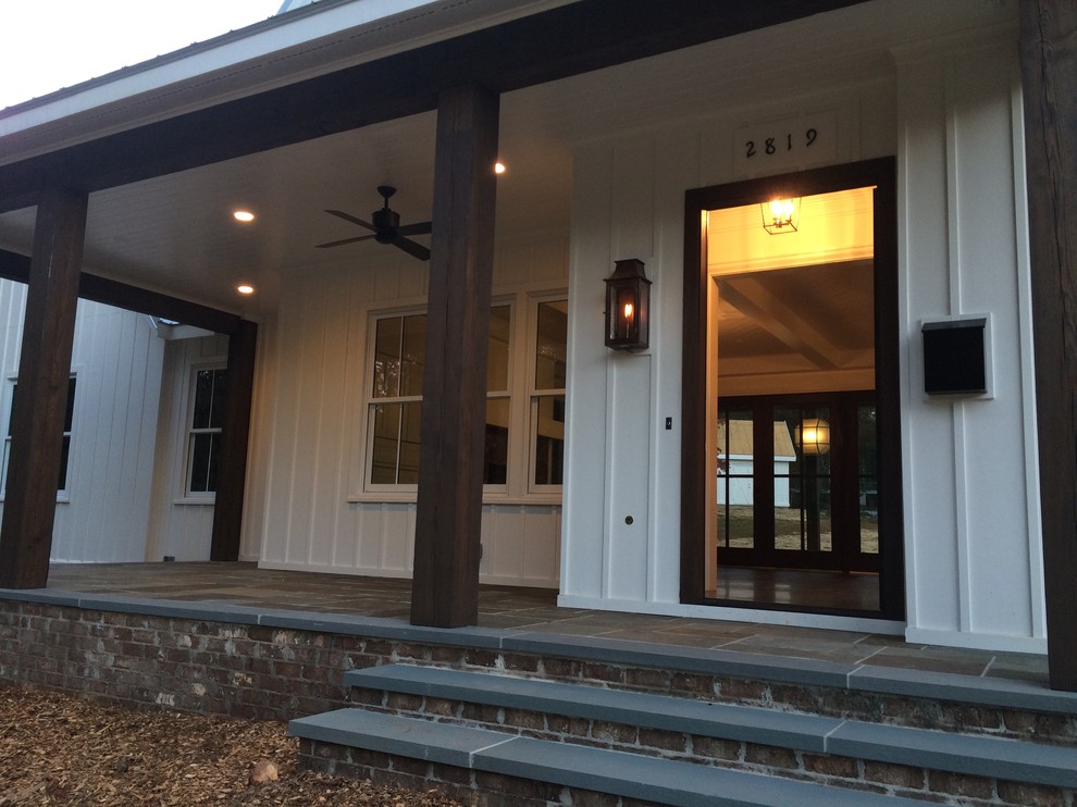 Mittelgroßes, Zweistöckiges Landhausstil Einfamilienhaus mit Faserzement-Fassade, weißer Fassadenfarbe, Satteldach und Blechdach in Raleigh