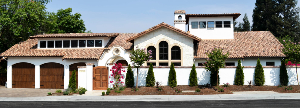 Mittelgroßes, Zweistöckiges Mediterranes Einfamilienhaus mit Backsteinfassade, weißer Fassadenfarbe, Pultdach und Ziegeldach in San Francisco