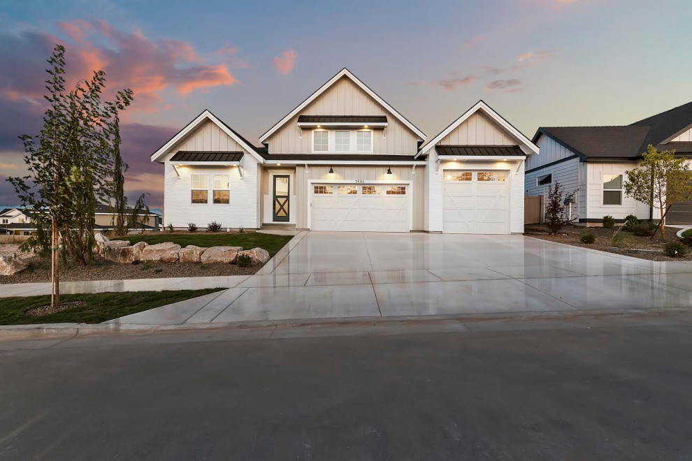 New Construction Meridian, ID Farmhouse Exterior Boise by MK