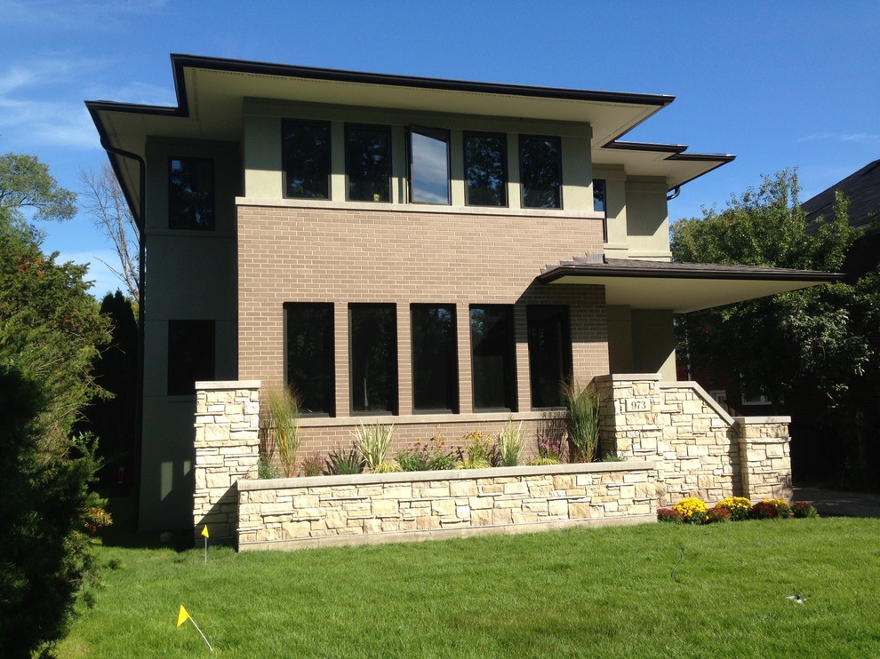 Cette image montre une façade de maison multicolore design de taille moyenne et à un étage avec un revêtement mixte et un toit plat.