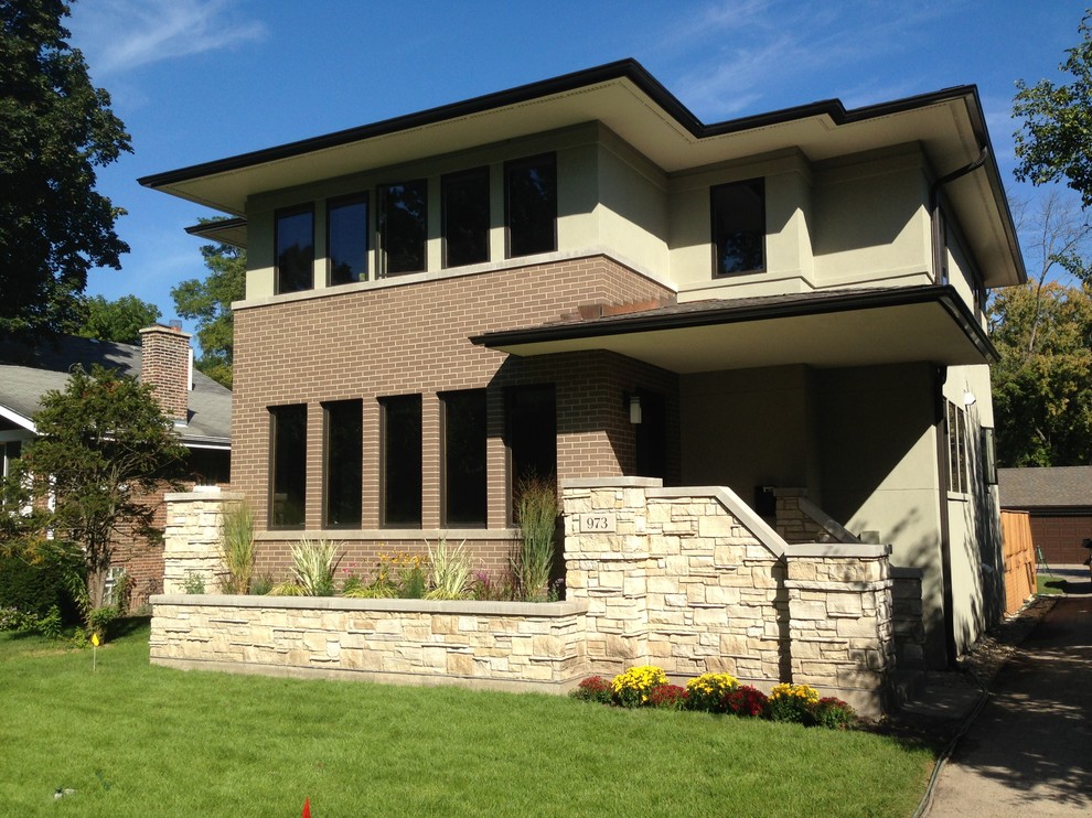Exemple d'une façade de maison multicolore tendance de taille moyenne et à un étage avec un revêtement mixte et un toit plat.
