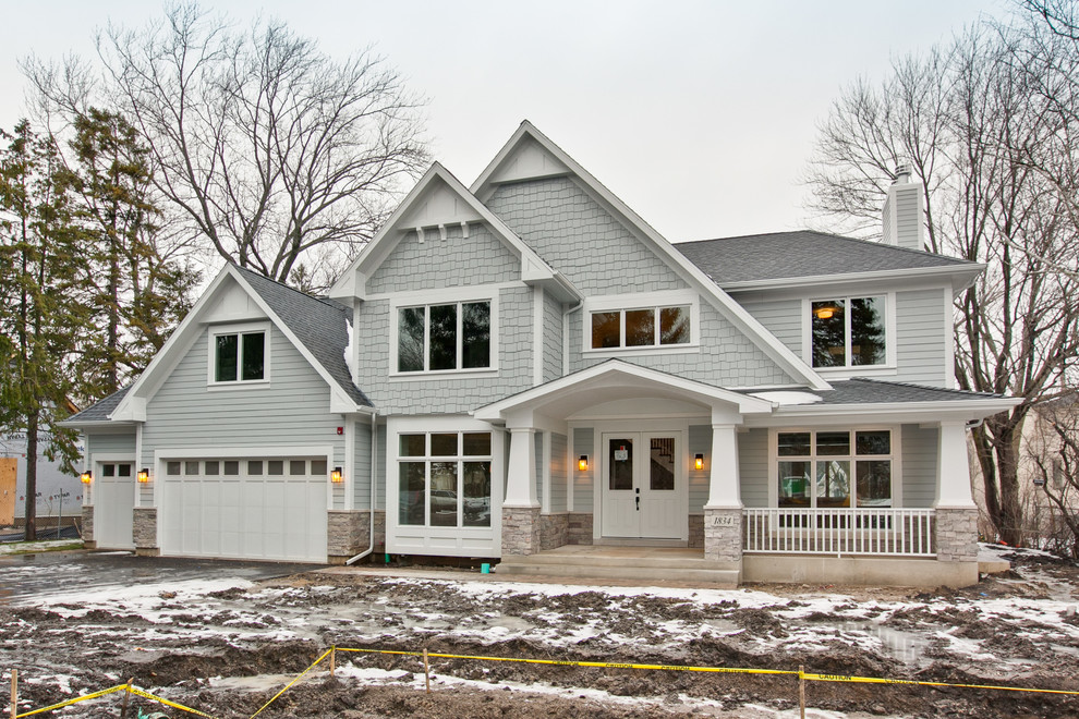 Ejemplo de fachada gris de estilo americano de tamaño medio de dos plantas con revestimientos combinados y tejado a dos aguas