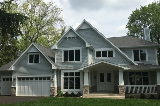 Aménagement d'une façade de maison grise craftsman de taille moyenne et à un étage avec un revêtement mixte et un toit à deux pans.