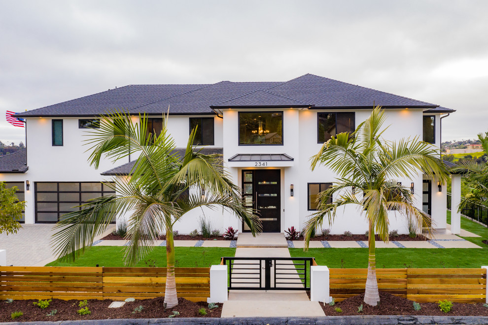 Großes, Zweistöckiges Maritimes Einfamilienhaus mit Putzfassade, weißer Fassadenfarbe, Walmdach und Schindeldach in San Diego