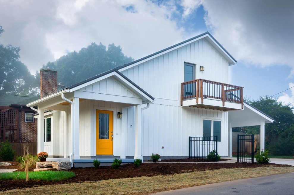 Imagen de fachada de casa blanca campestre de tamaño medio de dos plantas con revestimiento de madera, tejado a cuatro aguas y tejado de metal