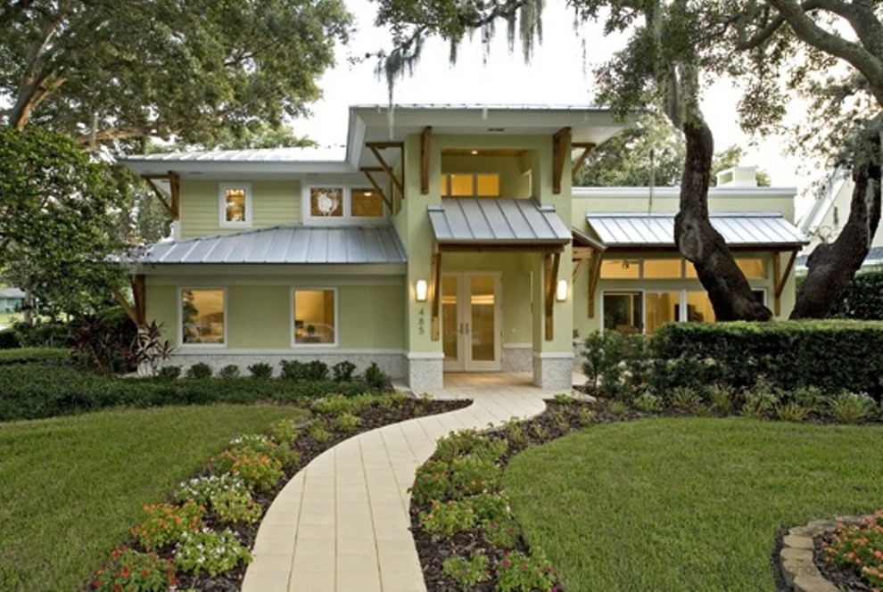 Mittelgroßes, Zweistöckiges Modernes Einfamilienhaus mit Putzfassade, grüner Fassadenfarbe, Halbwalmdach und Blechdach in Tampa