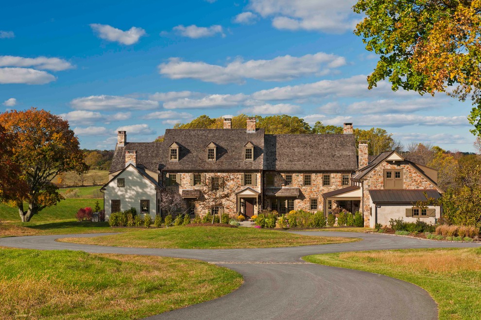 Foto della facciata di una casa country con rivestimento in pietra