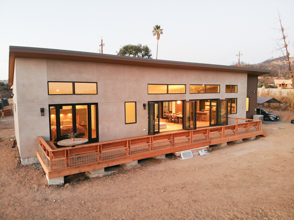 Immagine della villa beige contemporanea a un piano di medie dimensioni con rivestimento in stucco