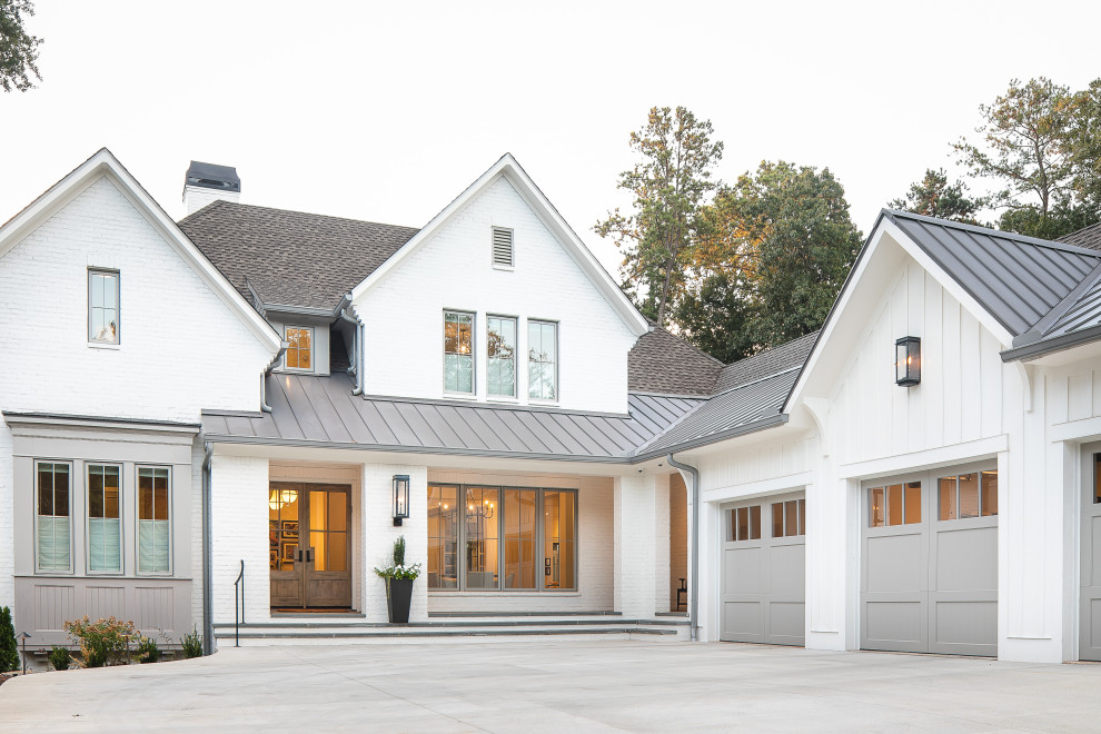 Landhaus Einfamilienhaus mit weißer Fassadenfarbe, Satteldach und Misch-Dachdeckung in Atlanta