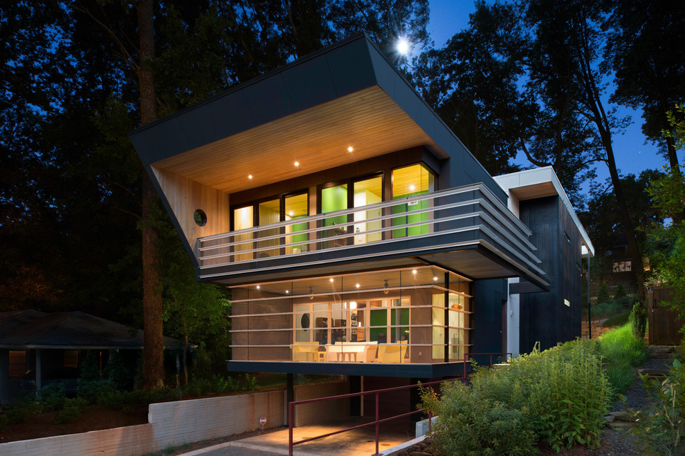 Diseño de fachada de casa multicolor y negra actual grande de dos plantas con revestimiento de madera, tejado plano, tejado de metal, tablilla y escaleras