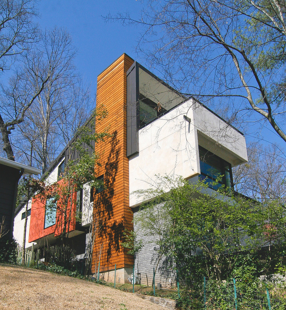 Идея дизайна: большой, двухэтажный, разноцветный частный загородный дом в современном стиле с облицовкой из металла, плоской крышей, металлической крышей, коричневой крышей и отделкой планкеном