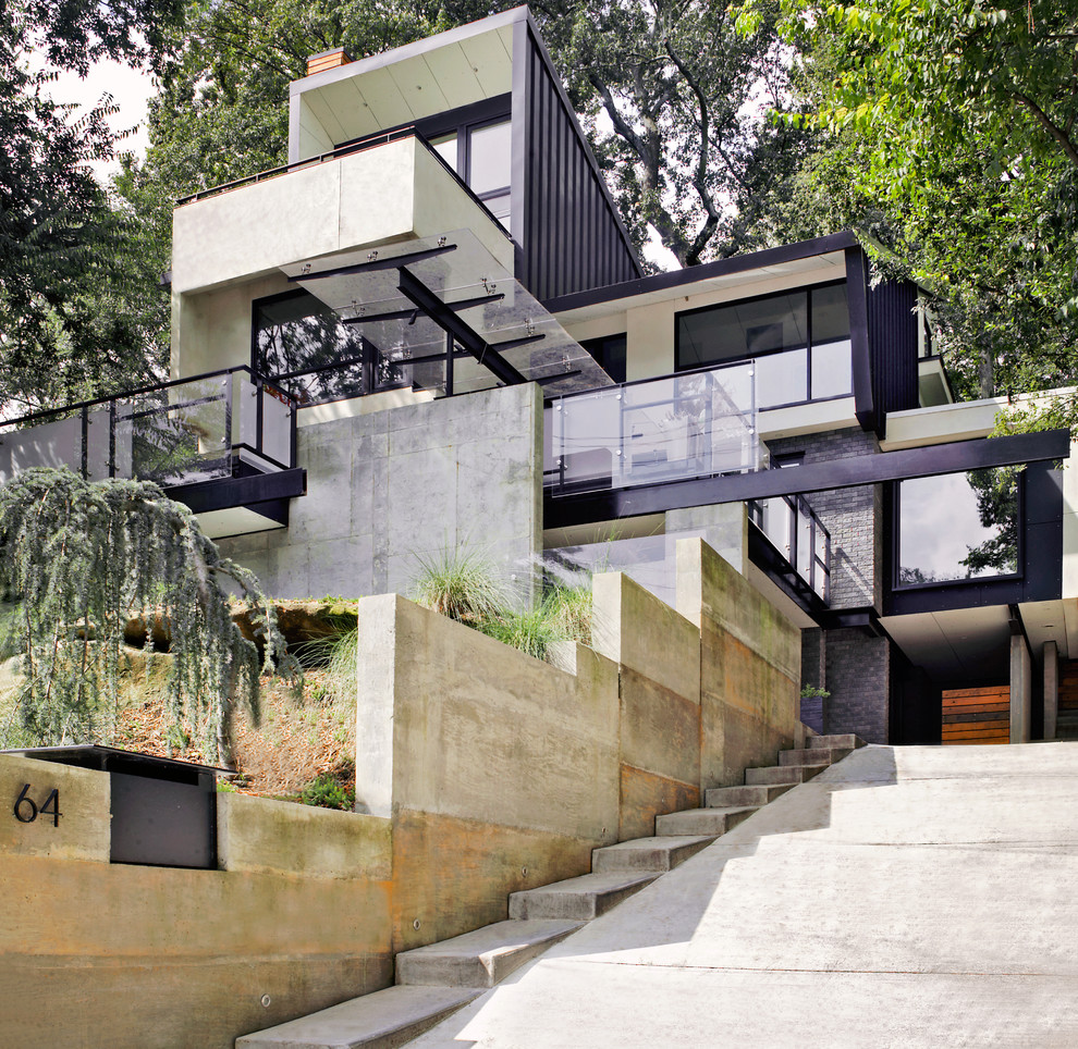 Foto della villa grande multicolore contemporanea a tre piani con rivestimento in mattoni, tetto piano, copertura in metallo o lamiera e tetto nero