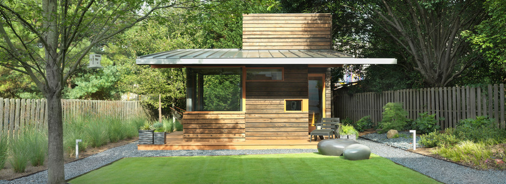 Modelo de fachada de casa marrón y gris actual pequeña de una planta con revestimiento de madera, tejado a dos aguas, tejado de metal y tablilla