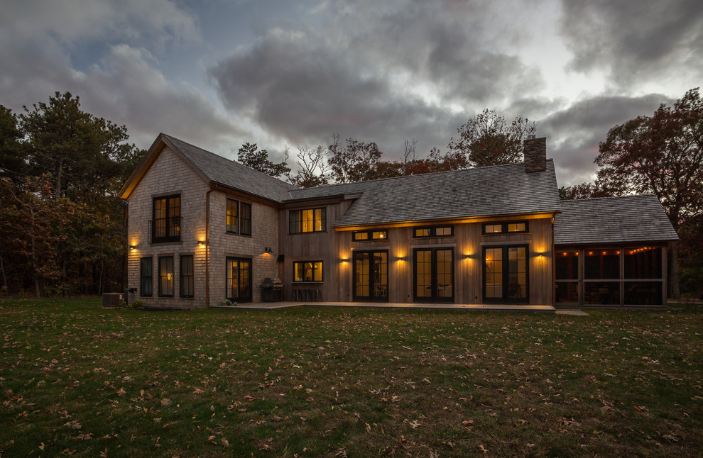 Ejemplo de fachada de casa beige de estilo de casa de campo de tamaño medio de dos plantas con revestimientos combinados, tejado a dos aguas y tejado de teja de madera