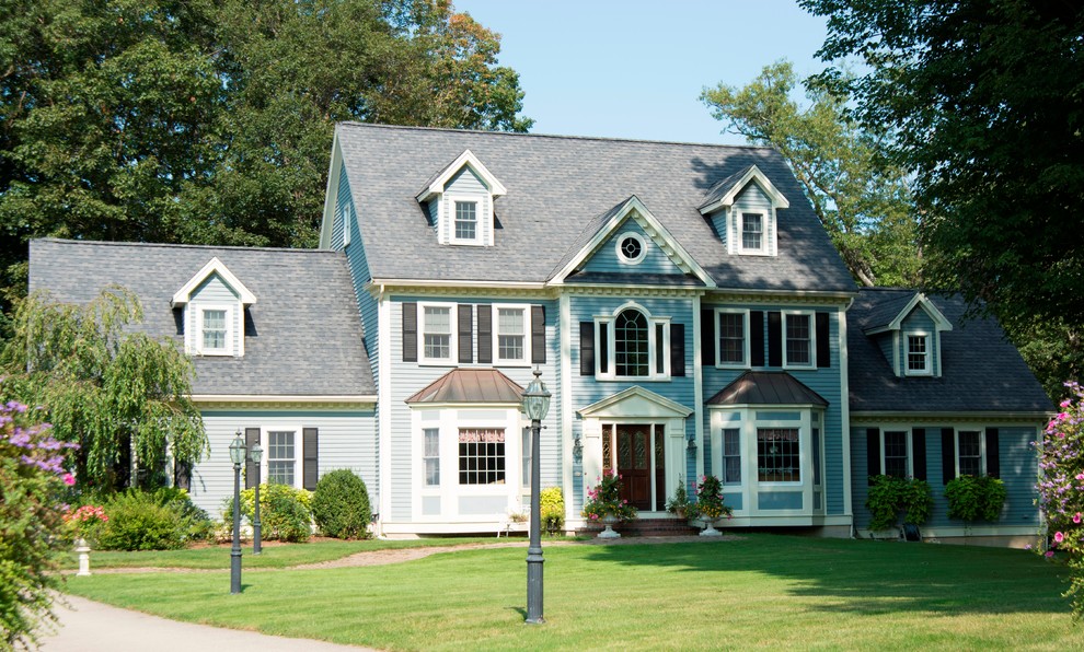 Пример оригинального дизайна: большой, двухэтажный, деревянный, синий дом в классическом стиле с двускатной крышей