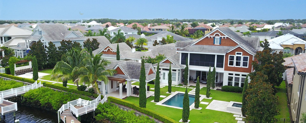 Geräumiges, Zweistöckiges Maritimes Haus mit brauner Fassadenfarbe, Satteldach und Schindeldach in Tampa