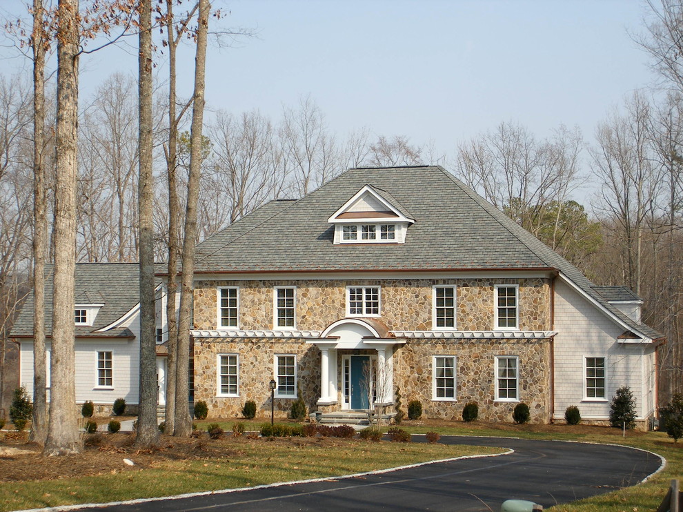 Imagen de fachada de casa beige tradicional grande de dos plantas con revestimiento de piedra, tejado a cuatro aguas y tejado de teja de madera