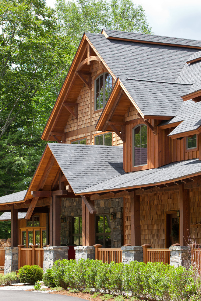 Стильный дизайн: большой, трехэтажный, деревянный, коричневый дом в стиле кантри - последний тренд