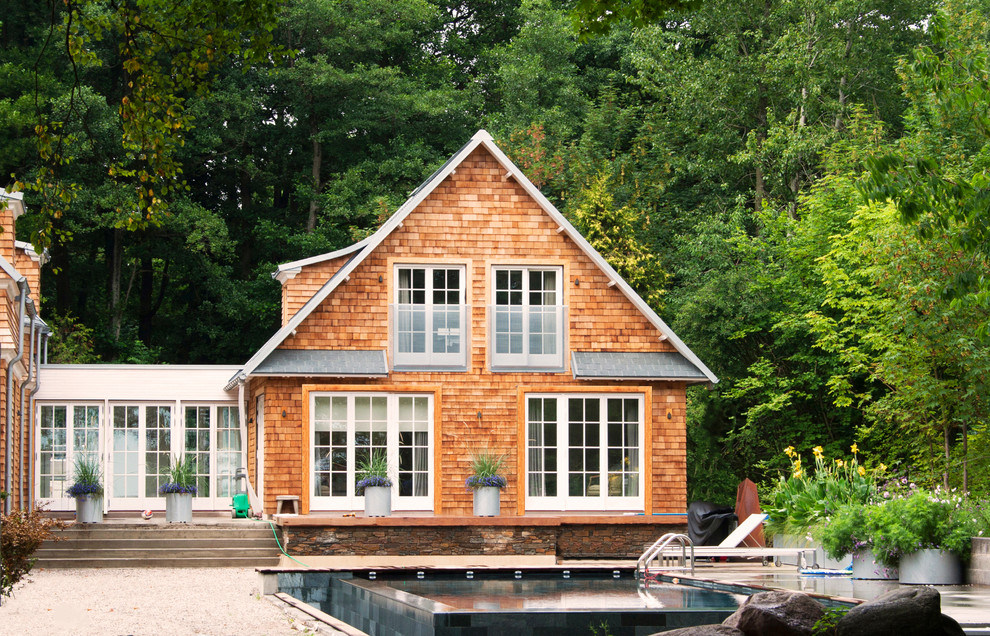 Idee per la facciata di una casa grande marrone stile marinaro a due piani con rivestimento in legno e tetto a capanna